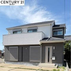 コチラは建物の東側から見た外観写真です。