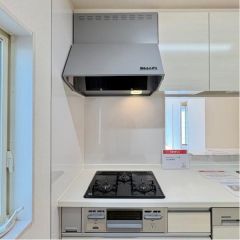 コンロは三ツ口で大型換気扇付です。