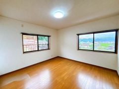 コチラは2階西側にある洋室になります。