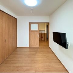 コチラ1階西にある6帖の洋室になります。