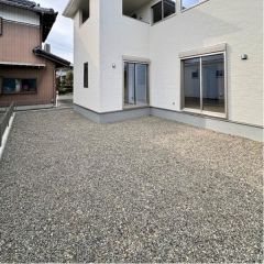 建物南側に陽当たり良好な広いお庭付です。