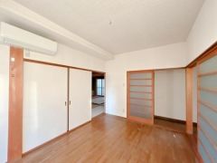 コチラは2階にある8帖の洋室になります。