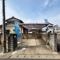 駐車場にはカーポートが付いています。