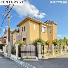 角地で2方向道路に囲まれています。