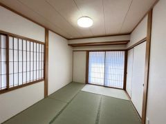 リビング横には6帖の広い和室があります。