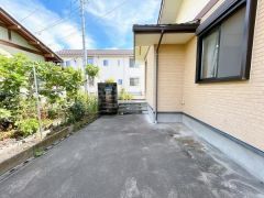 駐車場は2台分のスペースがあります。