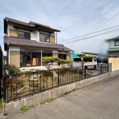 建物南側に陽当たり良好なお庭があります。