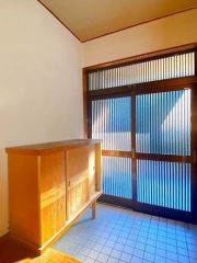 玄関周りはシンプルで暖かみがあります。