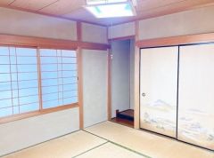 1階にある8帖の床の間、仏間付和室です。