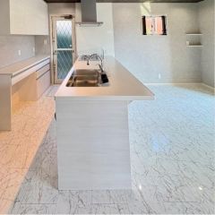 キッチンは収納多く白で統一されています。