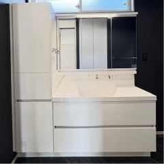 洗面台は大型で収納もタップリあります。