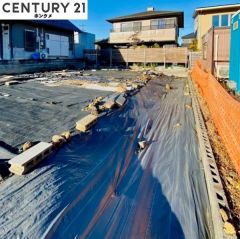 現況は東側に少し高低差があります。