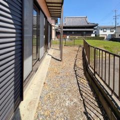 建物南側にはお庭があります。
