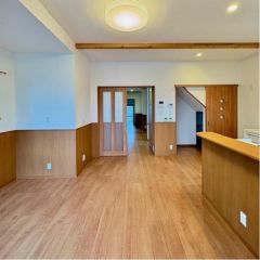 南向きで陽当り良好な14帖あるリビング。