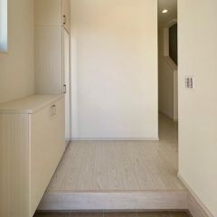 玄関入り口は明るく開放感があります。