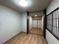 コチラは2階南東にある6帖の洋室です。