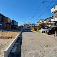 北東前面道路から外観を見るとこんな感じ。