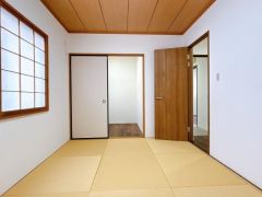 コチラは1階にある6帖の和室になります。