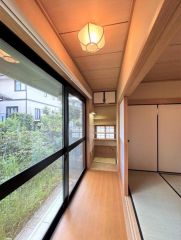 和室南側には広縁と収納棚があります。