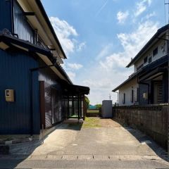 駐車場は縦列2台分のスペースがあります。