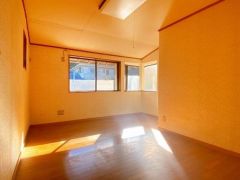 2階南東にある8.5帖の洋室になります。