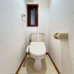 トイレにも窓が付いていますよ♪