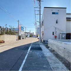 東前面道路から外観を見るとこんな感じ