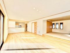 南向き陽当り良好な21.5帖のリビング。