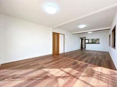 南向き陽当り良好な約25帖のリビング。