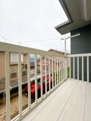 このお部屋の外にベランダがあります。