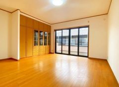 コチラはバルコニー側の12帖の洋室です。