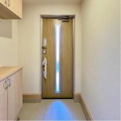 玄関周りは明るくシューズボックス付です。