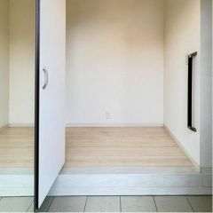玄関周りはシンプルで明るいデザインです。