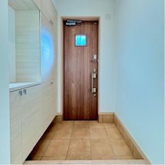 玄関周りはシンプルで暖かみがあります。