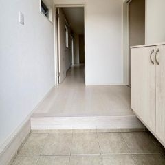 玄関入り口は明るく開放感があります。