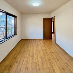 コチラは1階にある7.4帖の洋逸です。