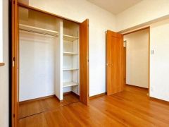 お部屋中央、6.2帖の洋室になります。