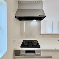 ガスコンロは3つ口で大型換気扇付です。