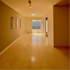 南向き陽当り良好な16帖のリビングです。