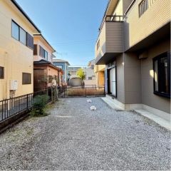 建物の南側には広いお庭があります。