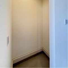 玄関にシューズインクローク付で便利です。