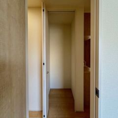 コチラは玄関横の廊下収納になります。