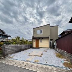 駐車場は2台分のスペースがあります。