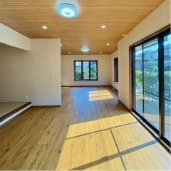 南向きで陽当り良好な21.8帖のリビング