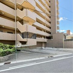 こちらは建物の北側にある駐車場です。
