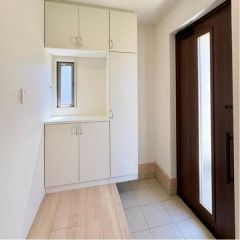 玄関周りは明るく大型シューズボックス付。