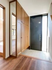 玄関周りは明るく大型シューズボックス付。