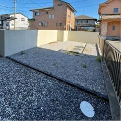 建物の南側にお庭スペースがあります。