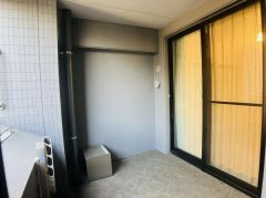 この部屋にある南東のバルコニーです。