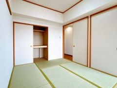 リビングの横に6帖の和巣があります。